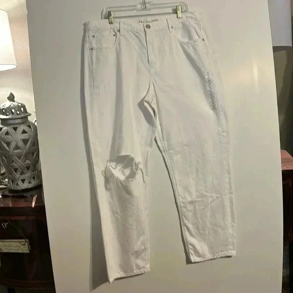 American Eagle Sz 18 white distressed jeans brand new WOT soft to the touch - Picture 1 of 7